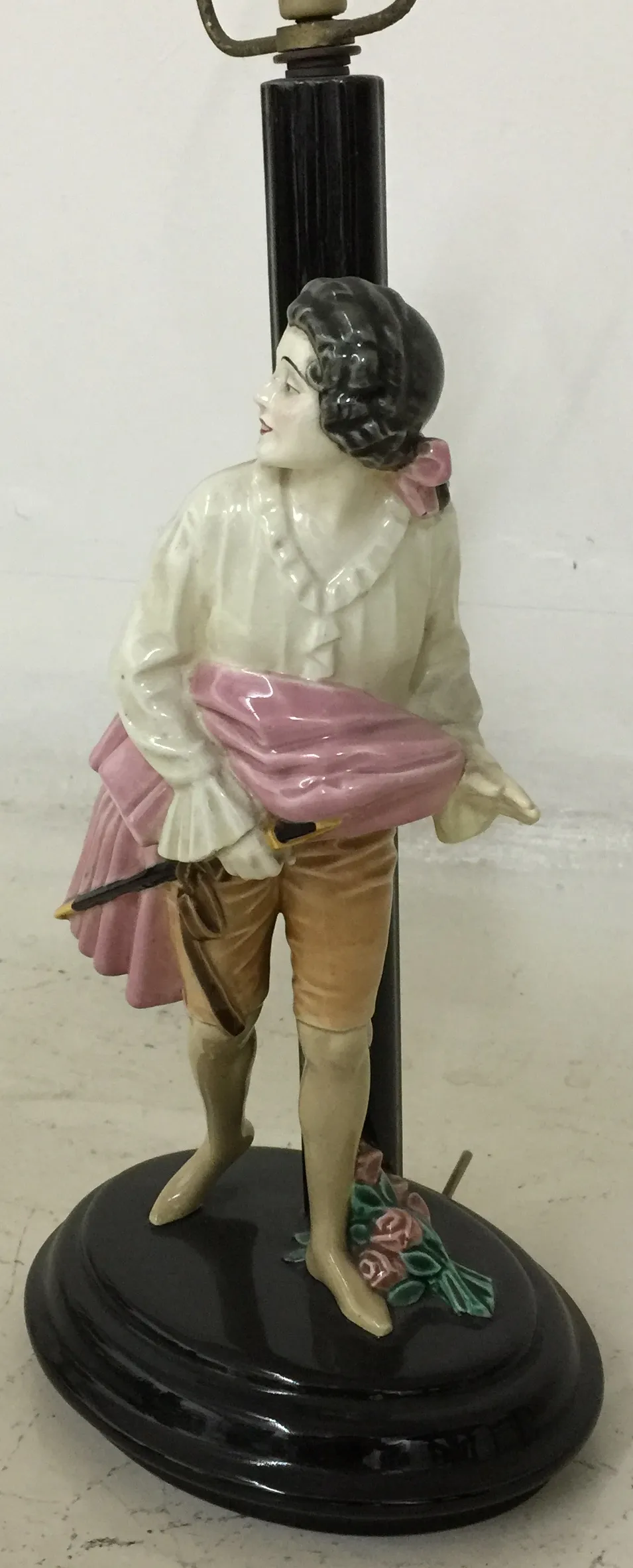 lampara de mesa antigua con figura de mujer sosteniendo un paraguas, detalles en rosa