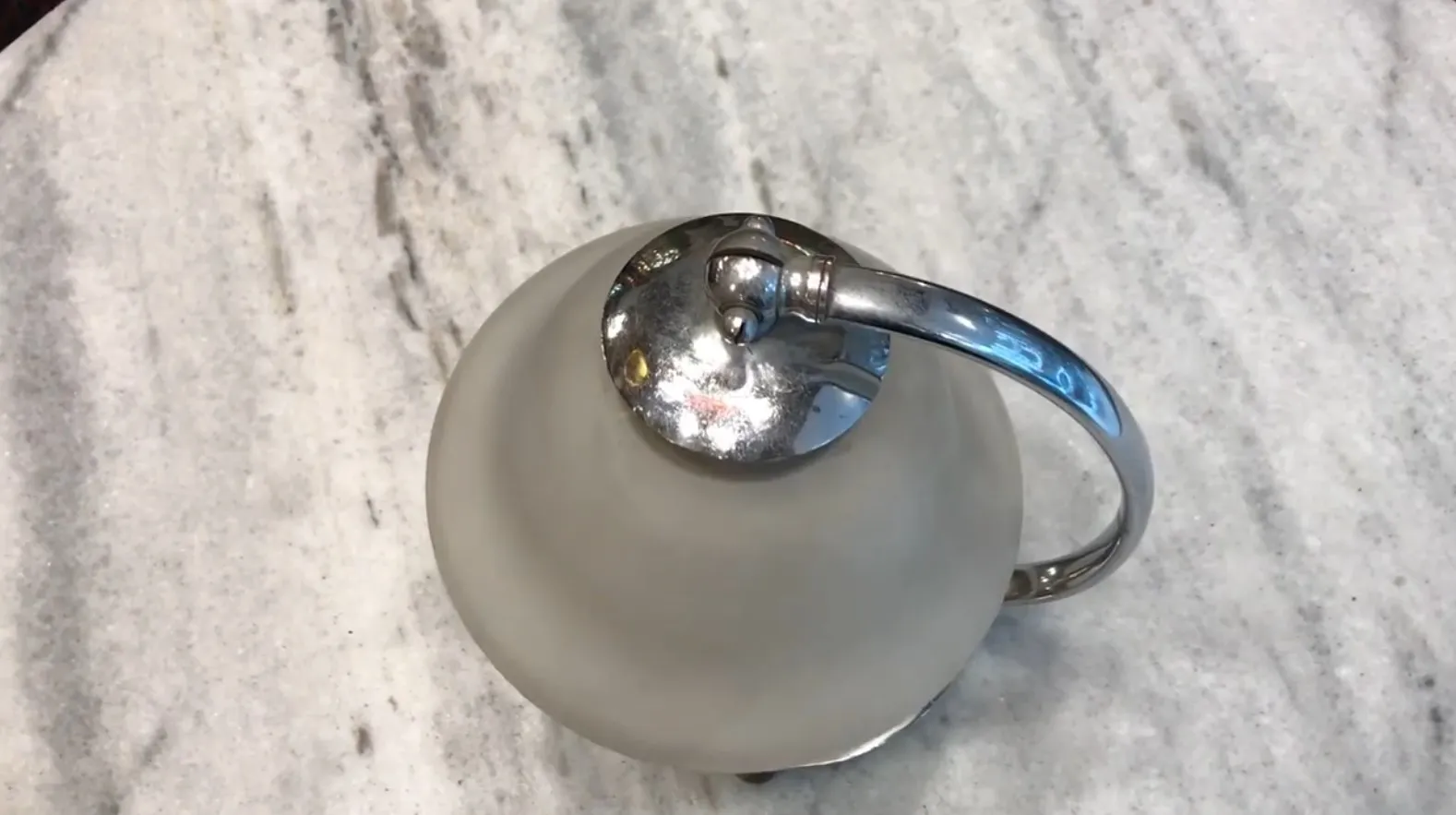 古老的尚-佩泽尔檯燈，配有金属底座，优雅设计.