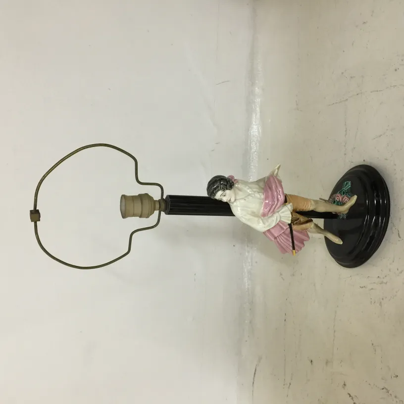 Старинная настольная лампа с декоративной основой и фигуркой