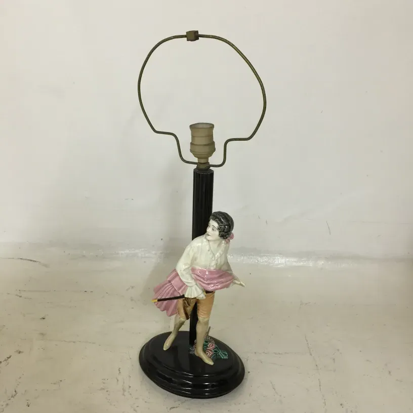 lámpara de mesa antigua con figura femenina y sombrilla