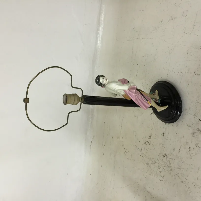 Antike Tischlampe mit schwarzem Sockel und dekorativer Figur, eleganter Raum