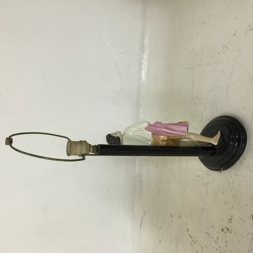 antike tischlampe mit figur an der basis