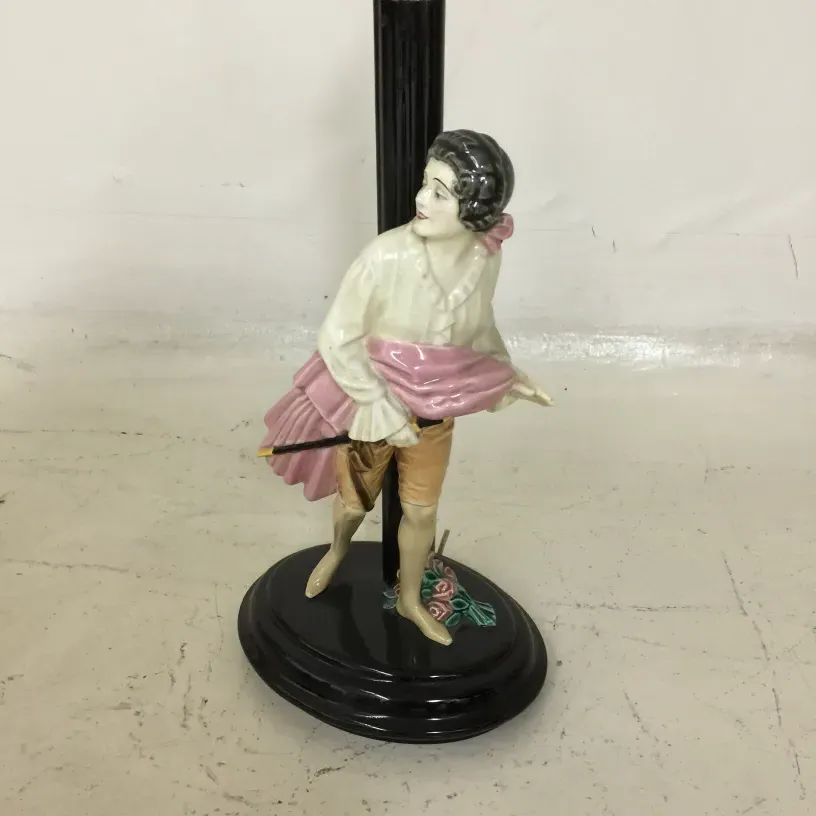 luminária de mesa antiga com figura decorativa e base com flores