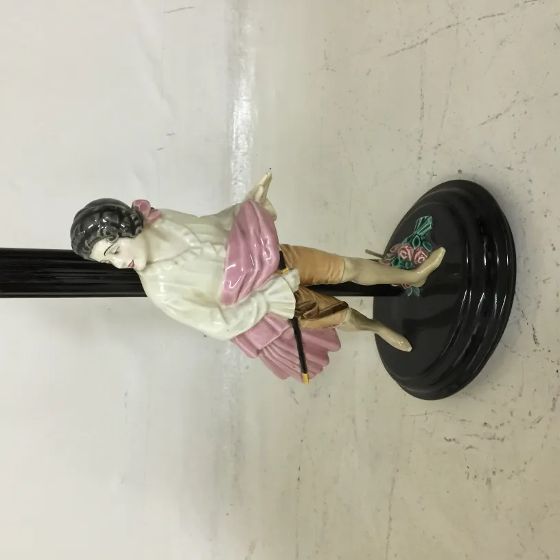 lampada da tavolo antica con figurina decorativa nella base