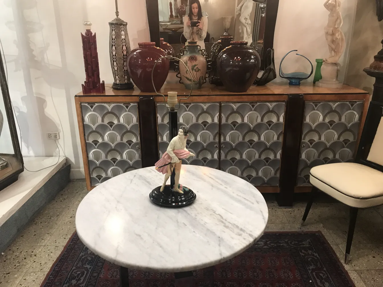 पुरानी टेबल लैंप सजावटी आकृति और शानदार पृष्ठभूमि के साथ।