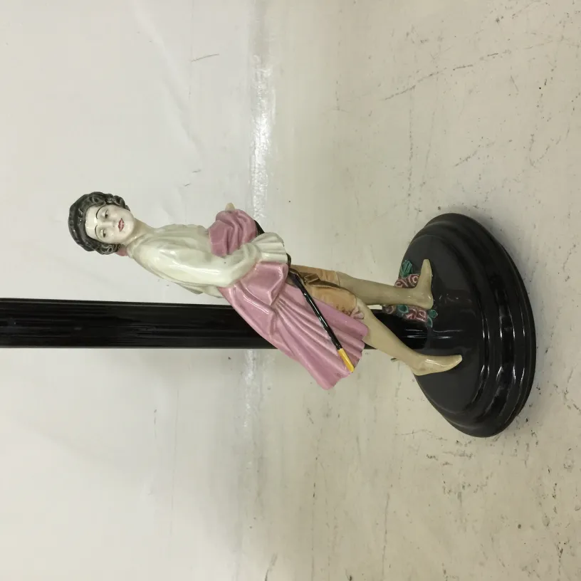 lampada da tavolo con figura antica in un ambiente accogliente