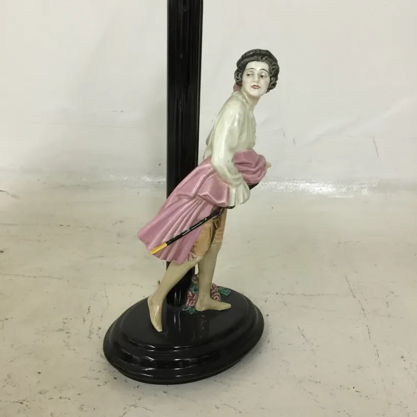luminária de mesa antiga com figura feminina segurando um guarda-chuva