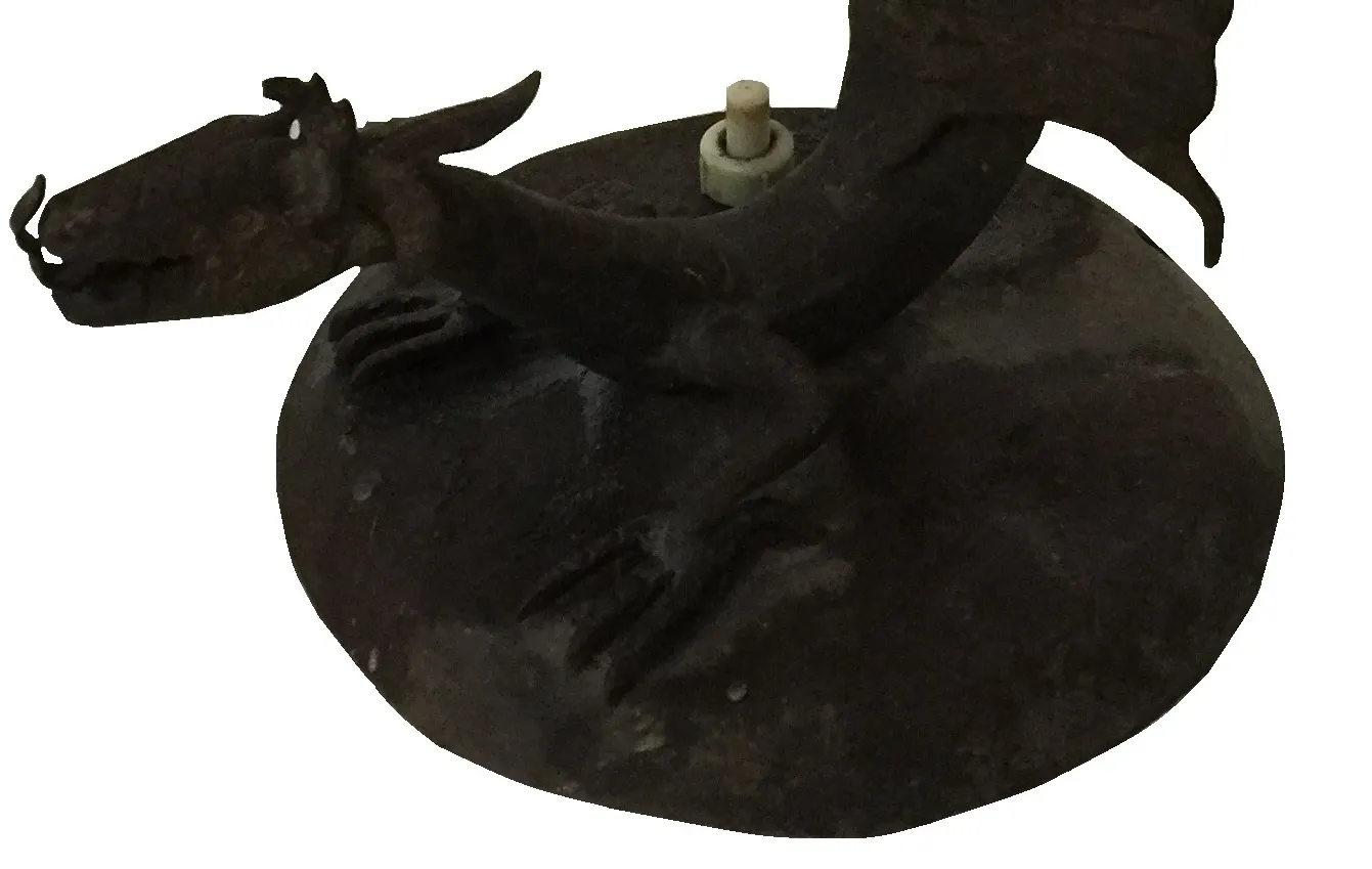 Lampe de bureau ancienne en forme de dragon, base ronde, détails à la surface.