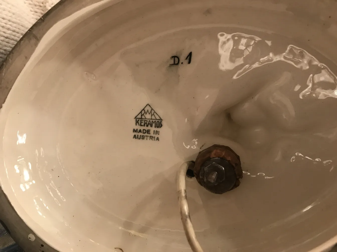 ケラモス製のアンティークテーブルランプ、オーストリア製、繊細な装飾詳細とクラシックな雰囲気を持っています。