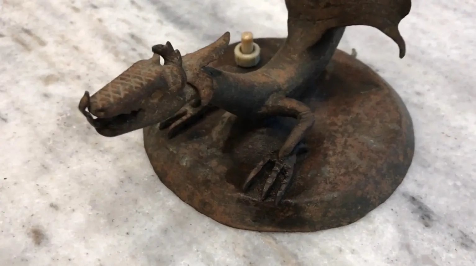 antike tischlampe mit drache basis, dunkle farbe, detaillierte figur