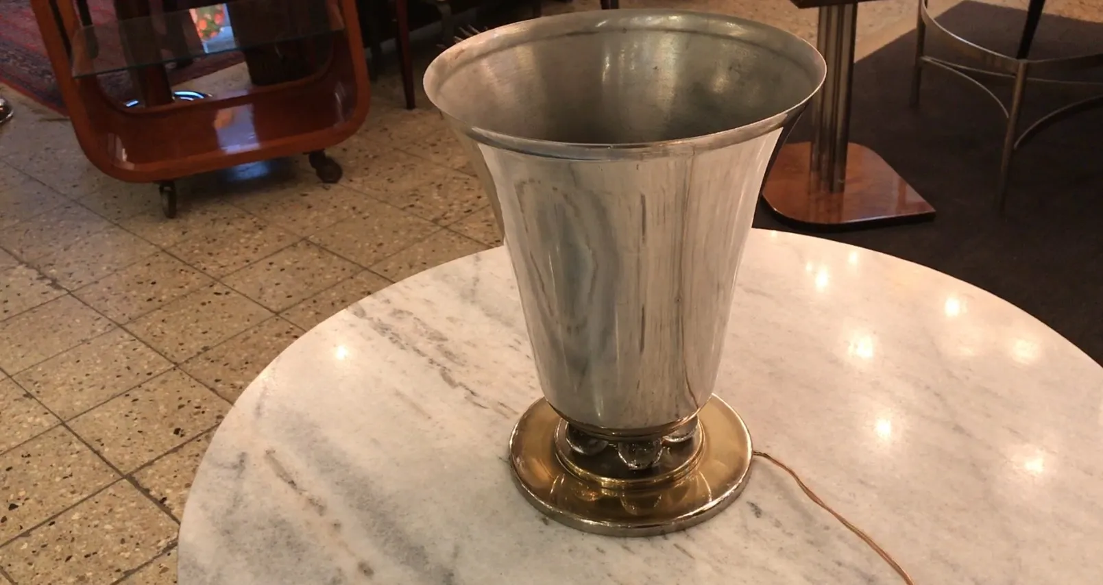 lampe de bureau antique avec finition brillante sur une table en marbre