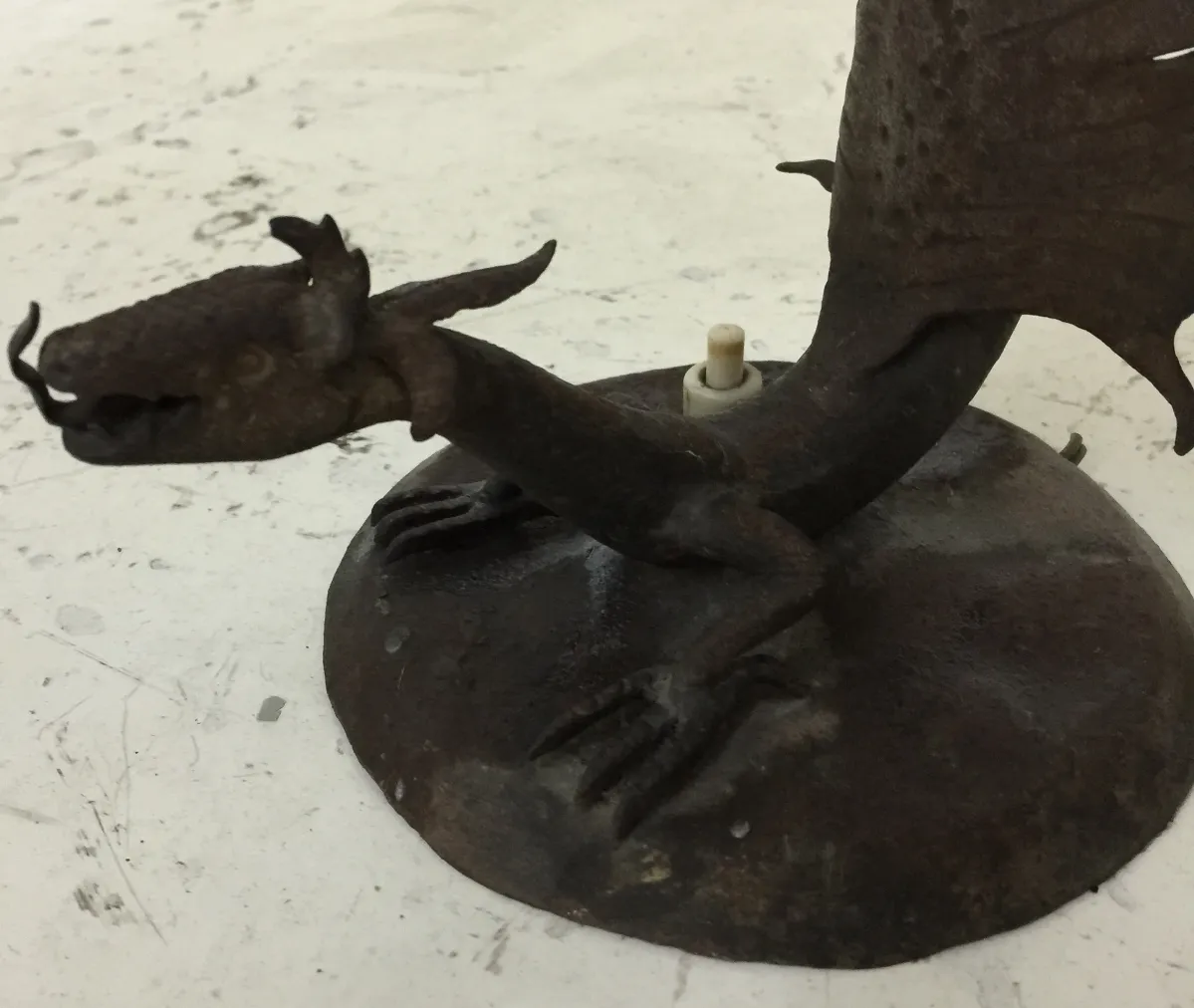 lampe de bureau ancienne avec dragon sur base ronde