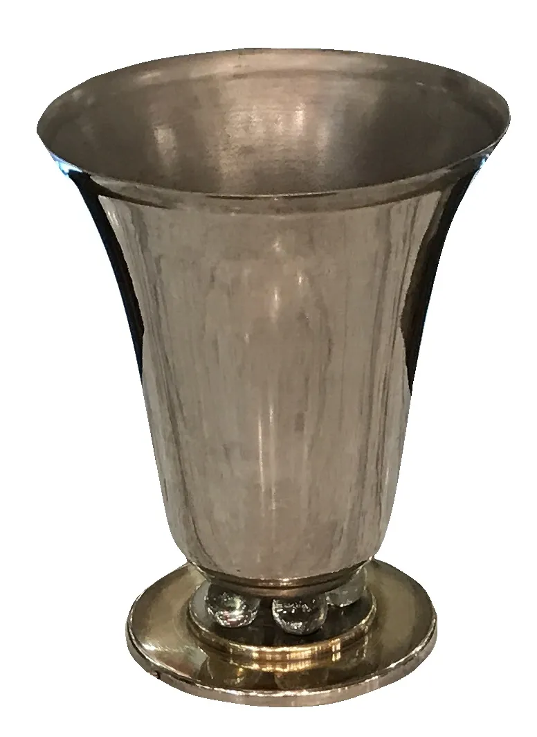 antike möbel mit eleganter tischlampe in einem raum