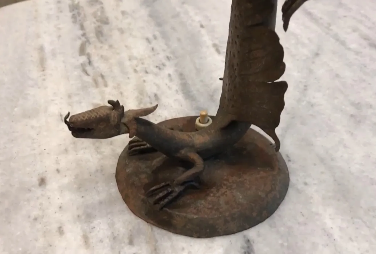 luminária de mesa antiga com base de dragão no ambiente