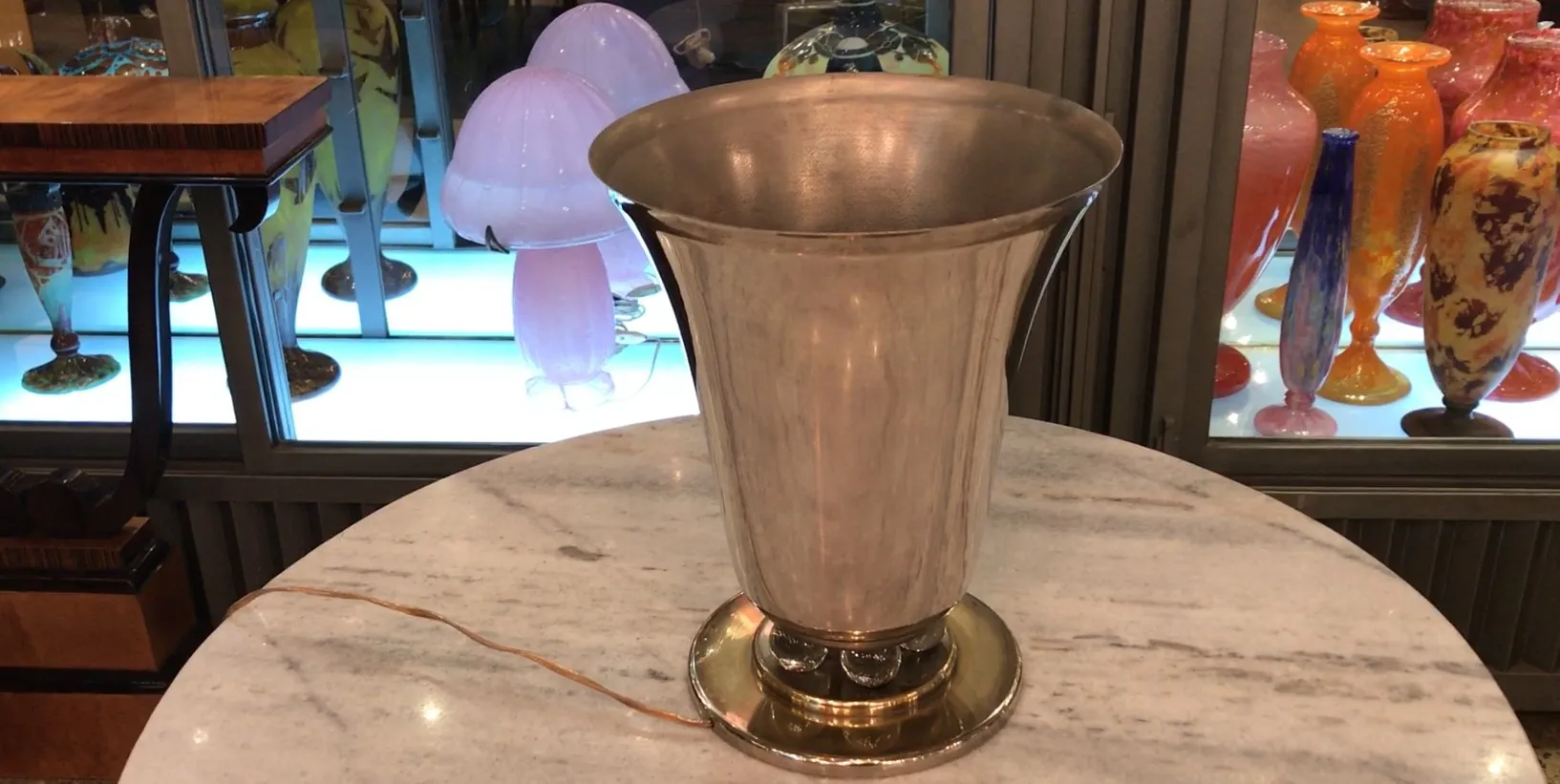 古董台灯，光亮的外观，旁边有五颜六色的装饰品。