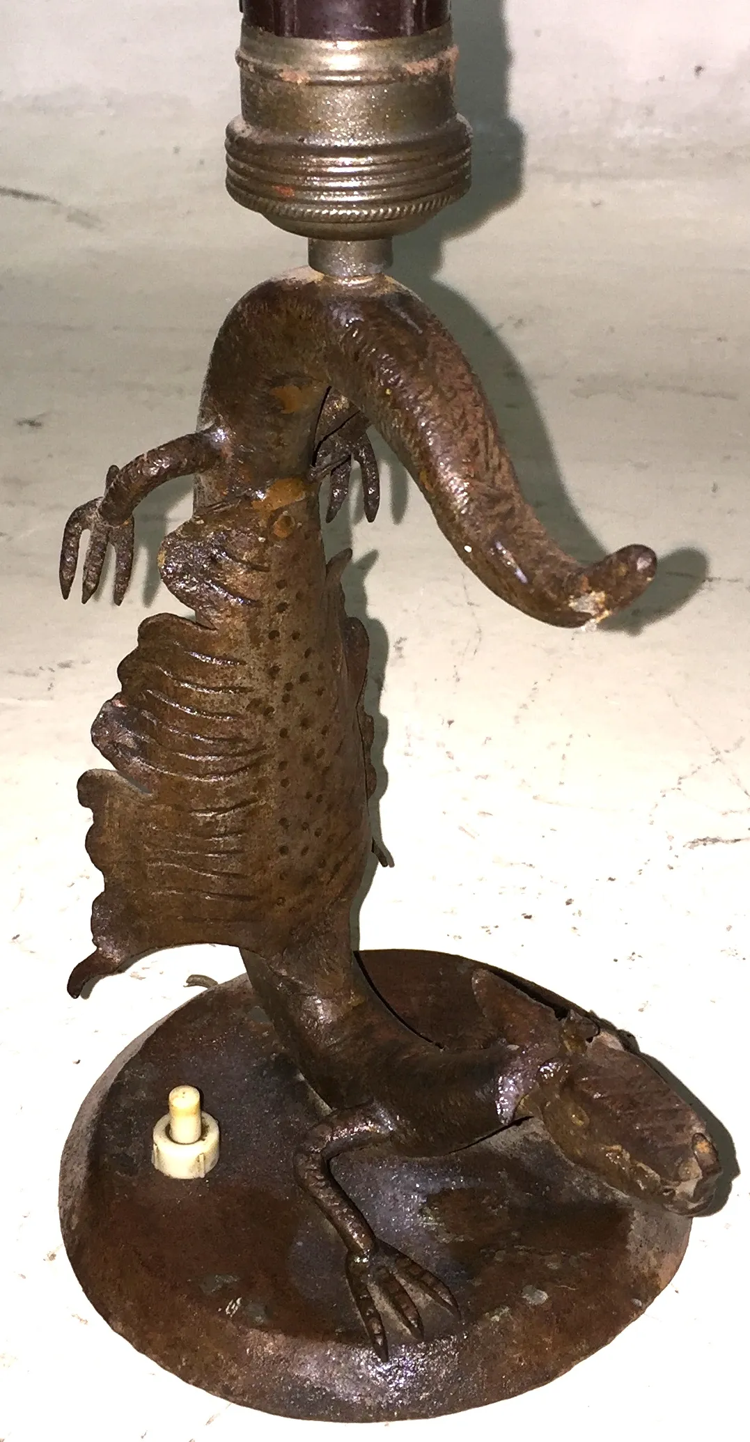 antike Tischlampe mit reptilienförmigem Fuß, rustikale Umgebung