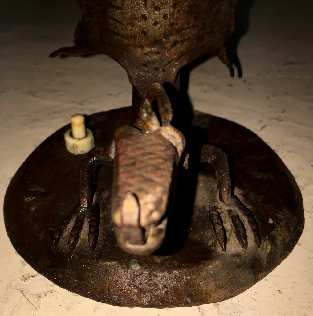 lampara de mesa antigua con base de reptil y detalles decorativos, ambiente sutil