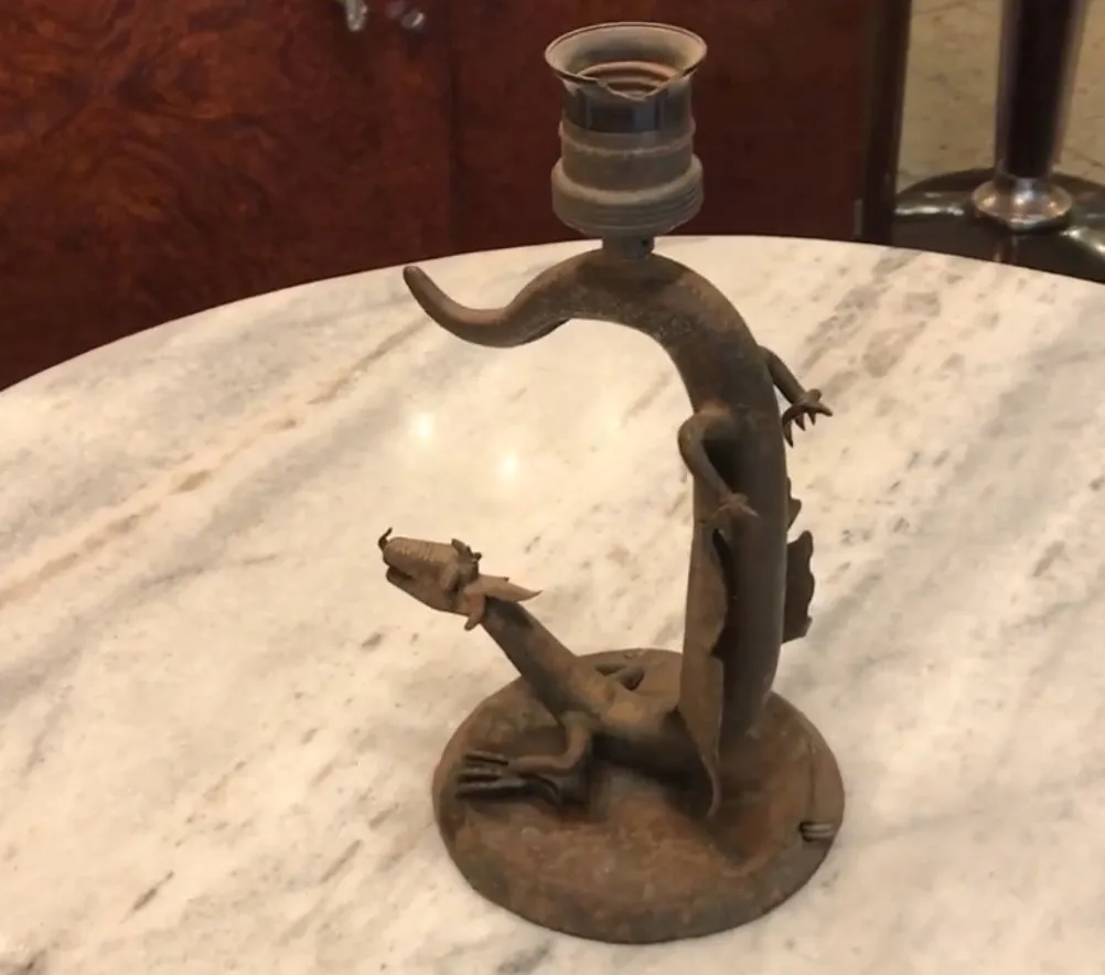 antike Tischlampe mit Echsen-Design in klassischer Umgebung.