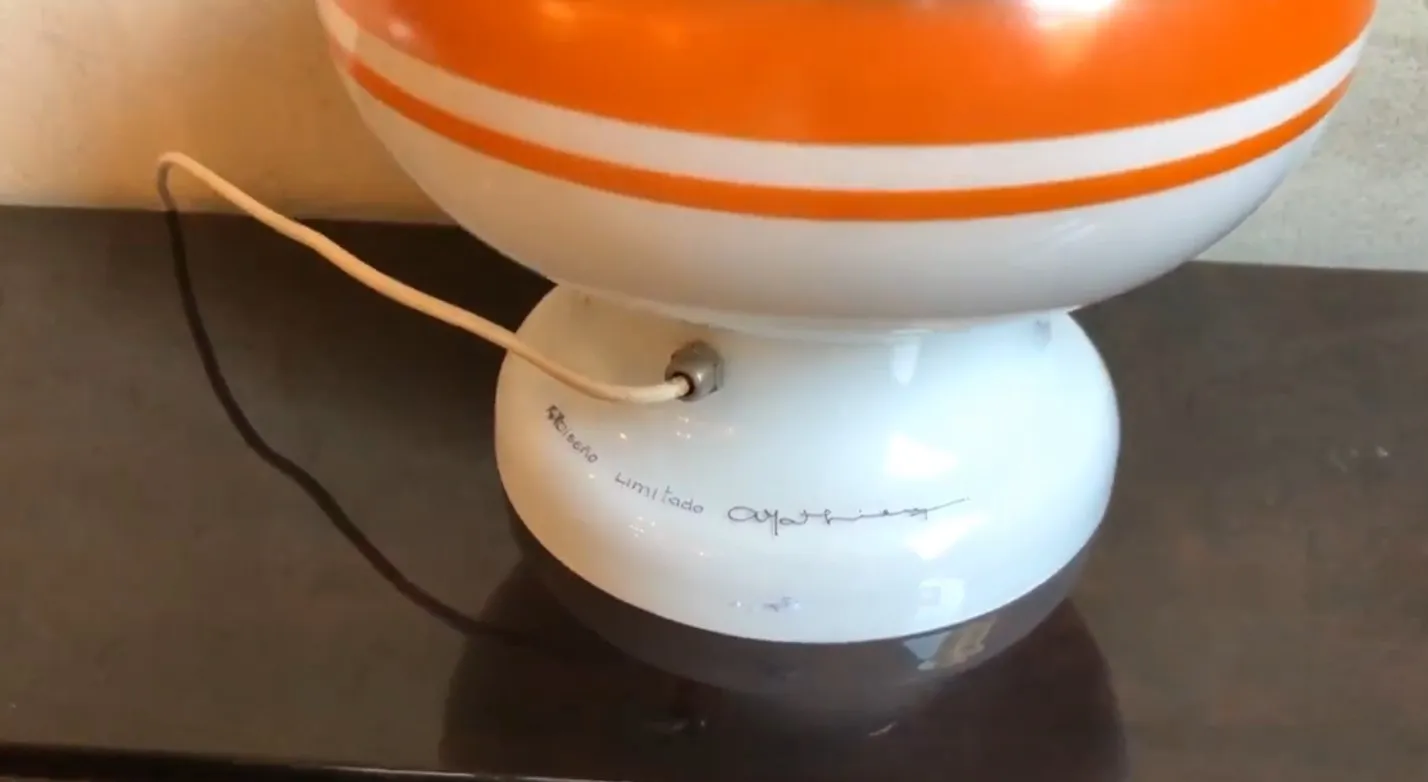 アンティークテーブルランプ、カラフルなデザインで心地よい雰囲気を演出。