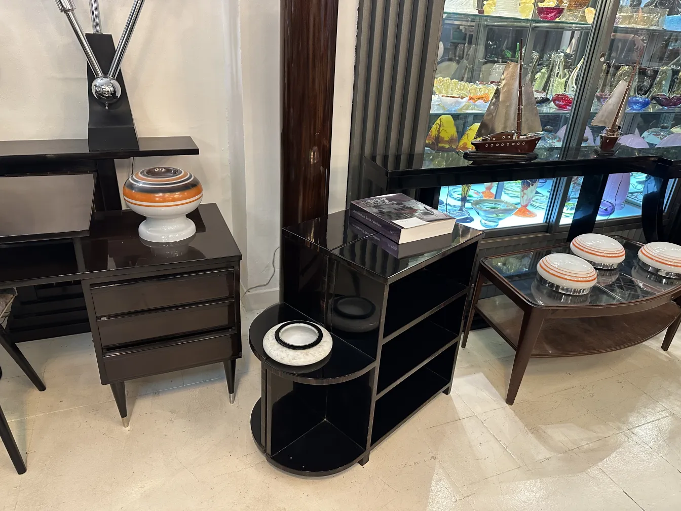 丸い台座のカラフルなデザインのアンティークテーブルランプ、モダンな家具があるエレガントな設定