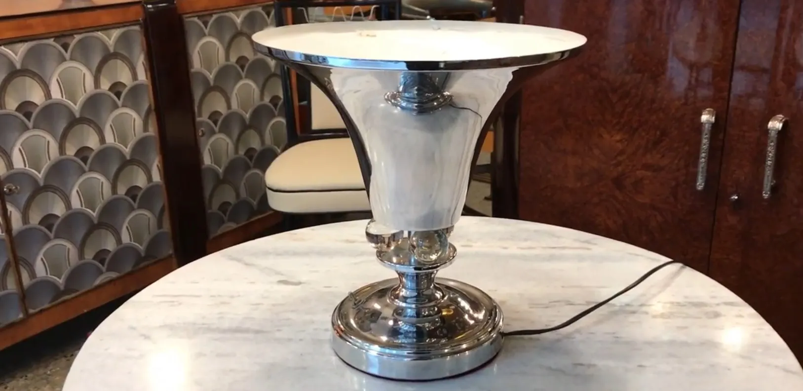 lampada da tavolo antica con base lucida e design elegante in un ambiente classico