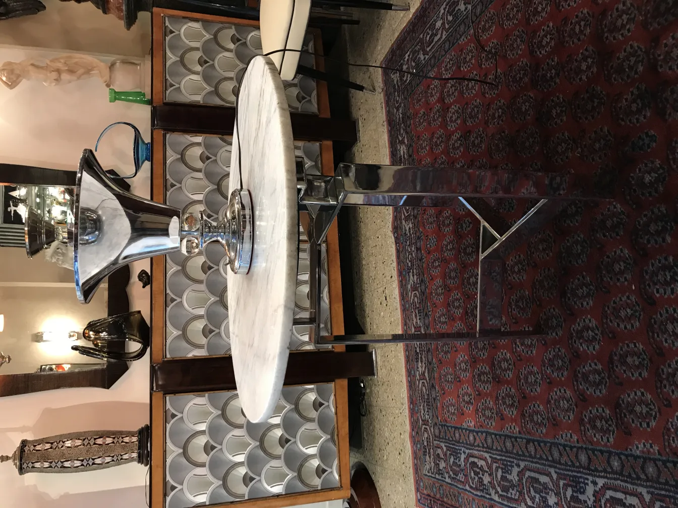 glänzende antike Tischlampe mit eleganter Basis