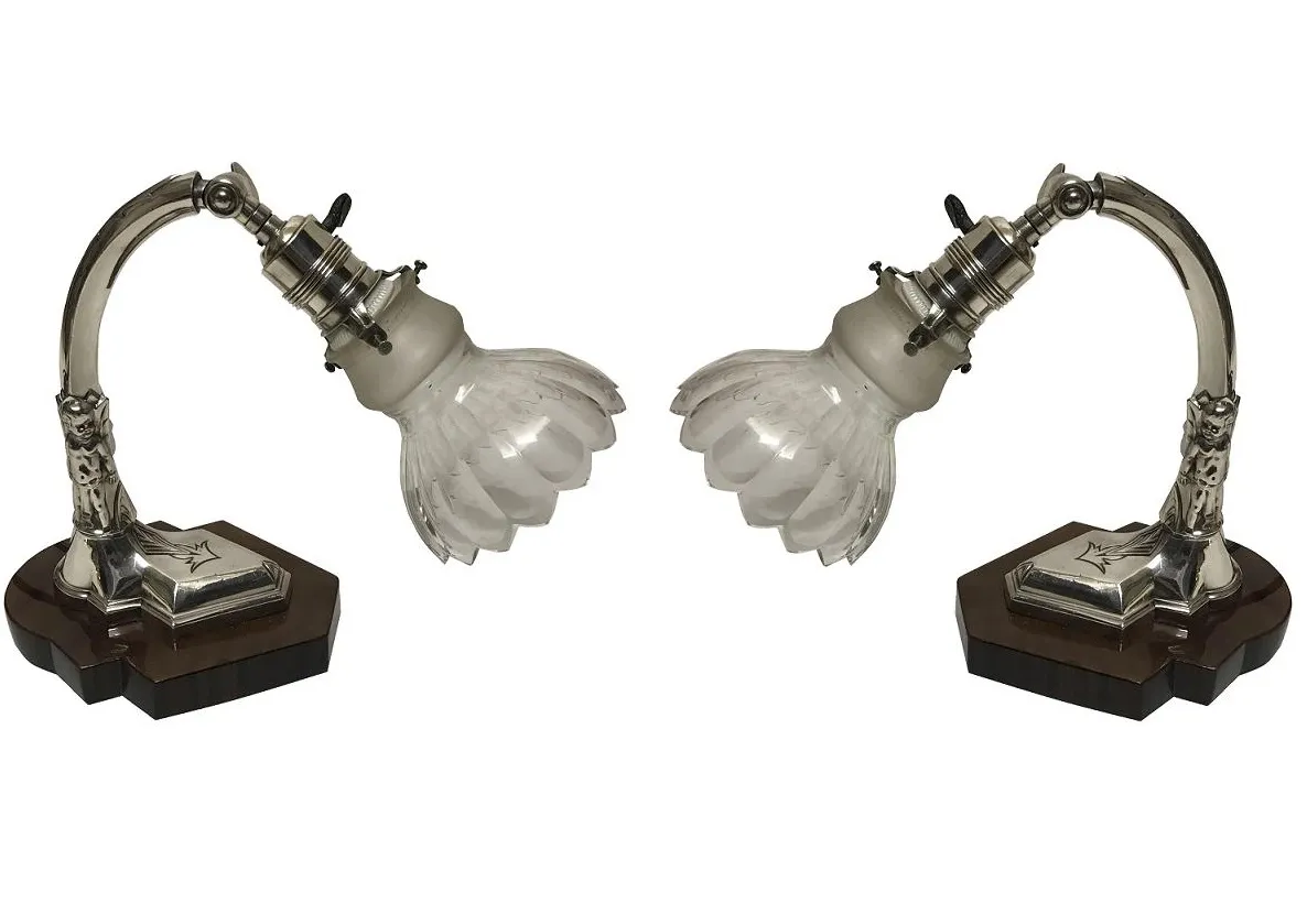 zwei antike tischlampen mit elegantem design und strukturellen basen