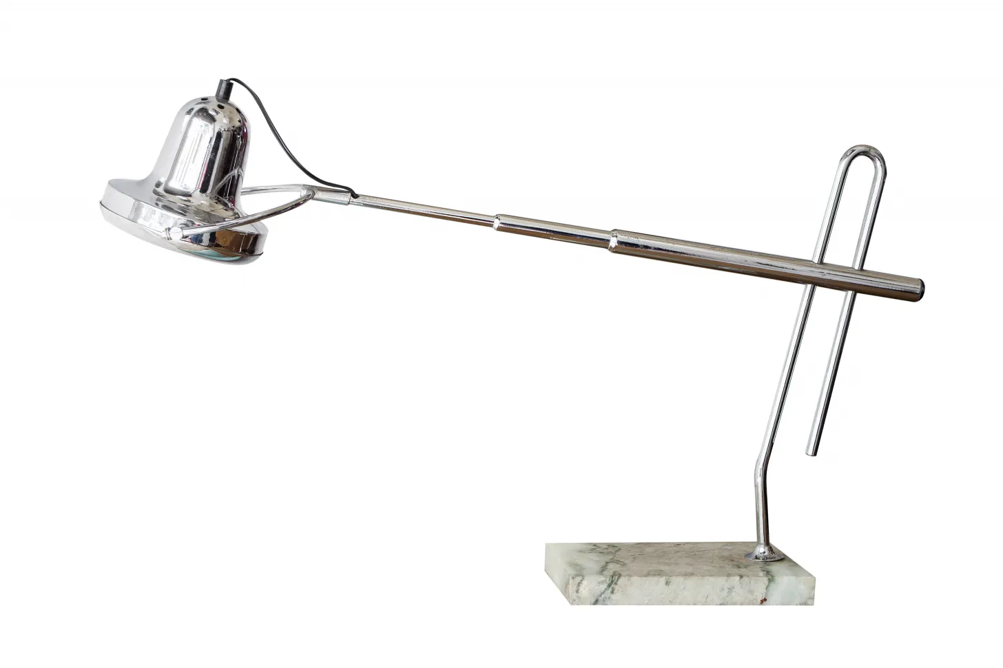 antigua lámpara de mesa con diseño elegante y base sólida, decorativa