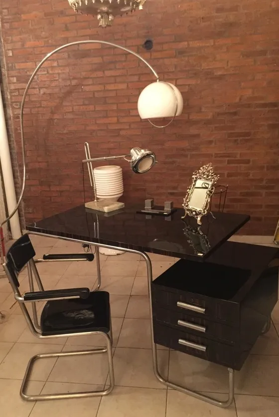 lampara de mesa antigua con base metalica y pantalla blanca