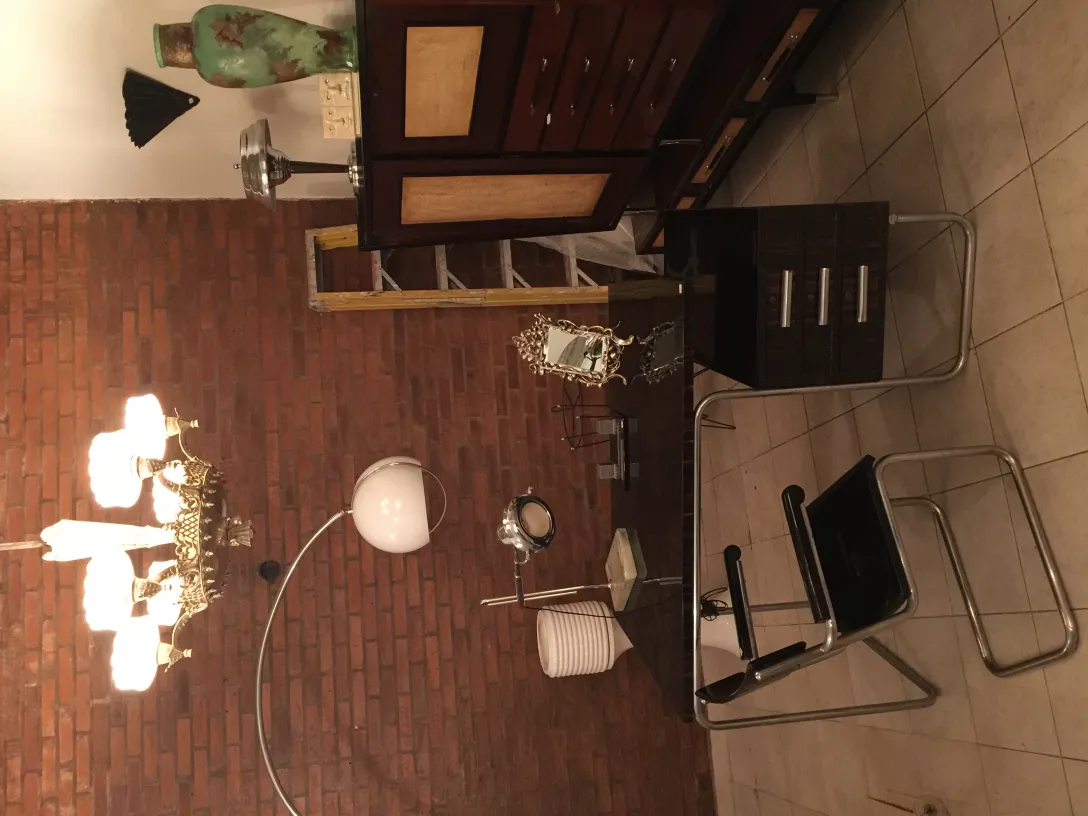 lampara de mesa antigua en una habitación con decoración vintage