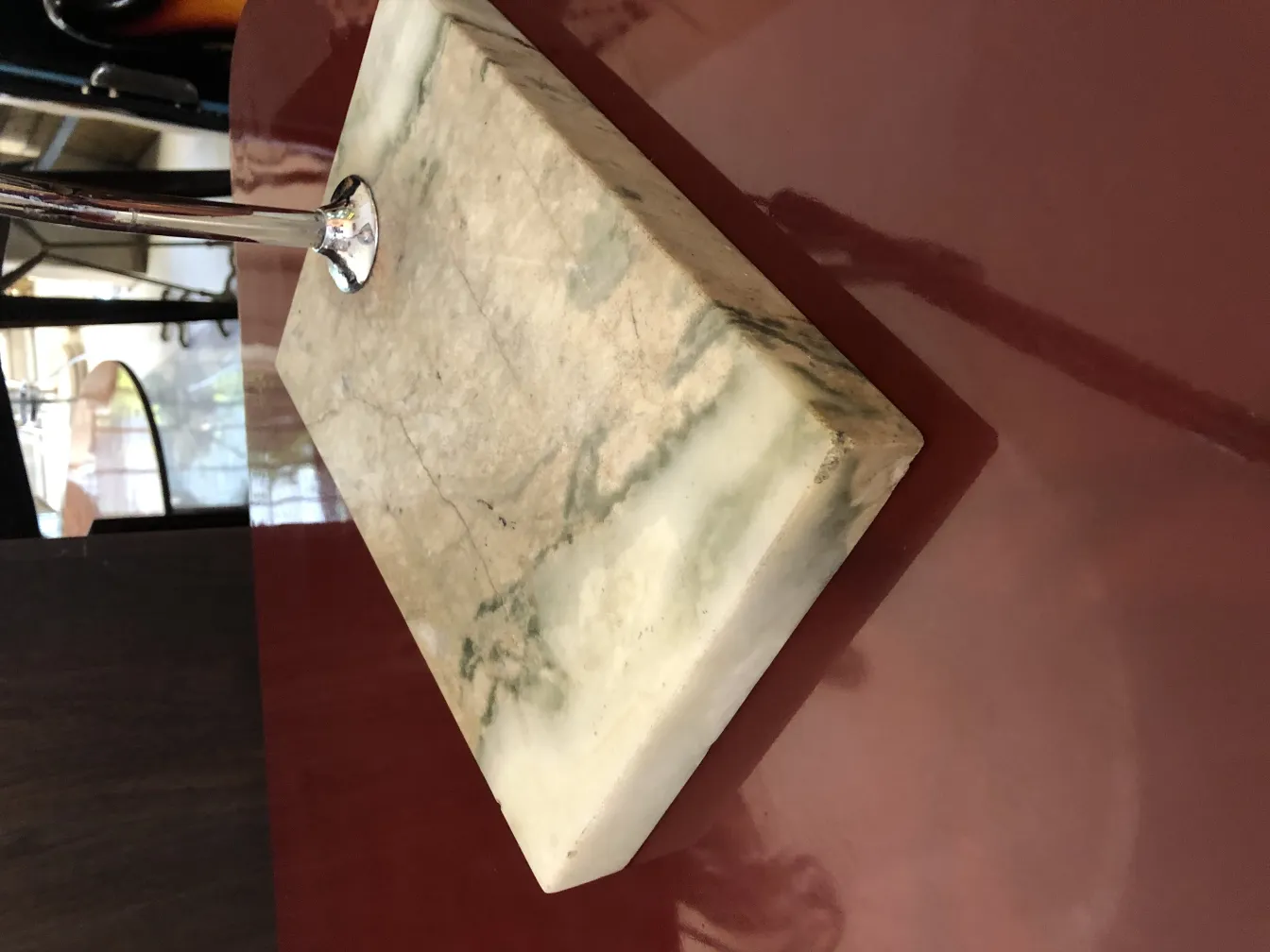 lampara de mesa antigua con base de diseño elegante