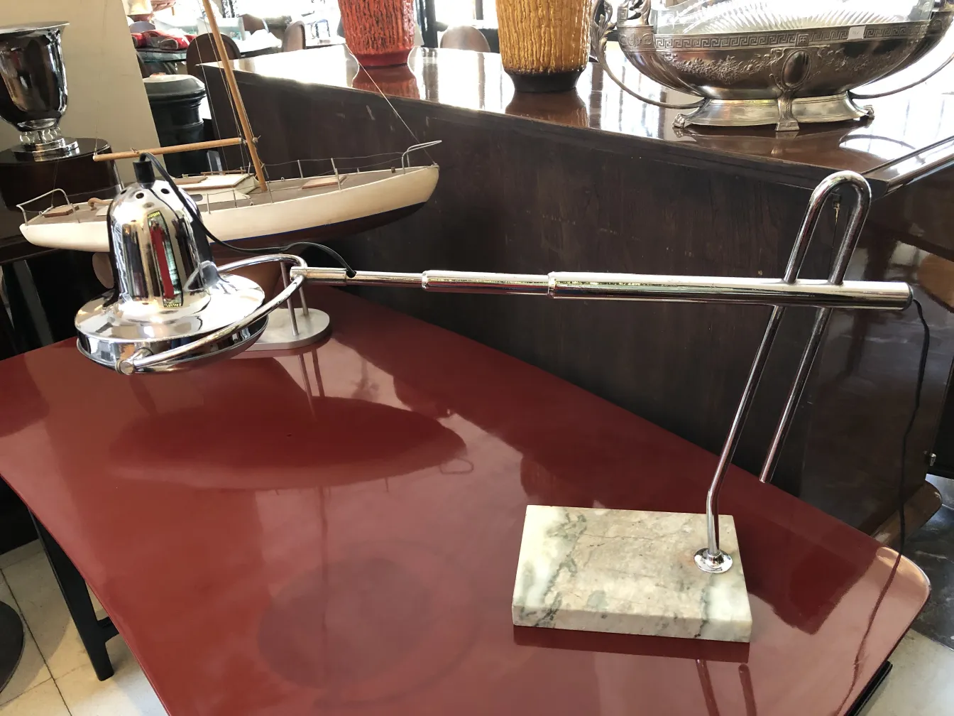 Lampada da tavolo antica con base in marmo in un ambiente elegante