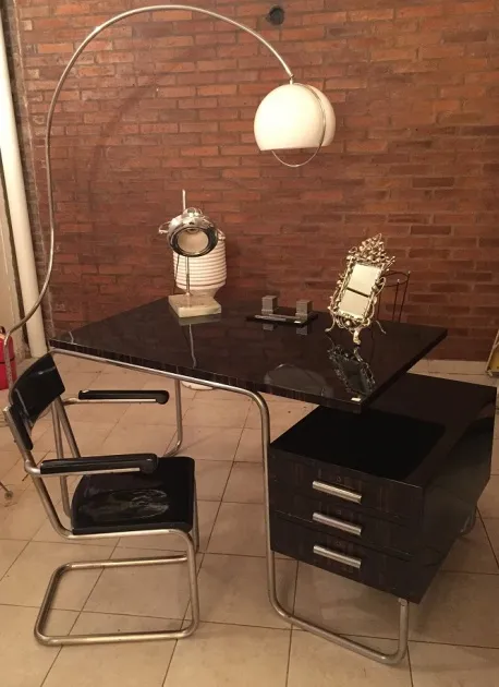 lampara de mesa antigua con diseño elegante en una oficina