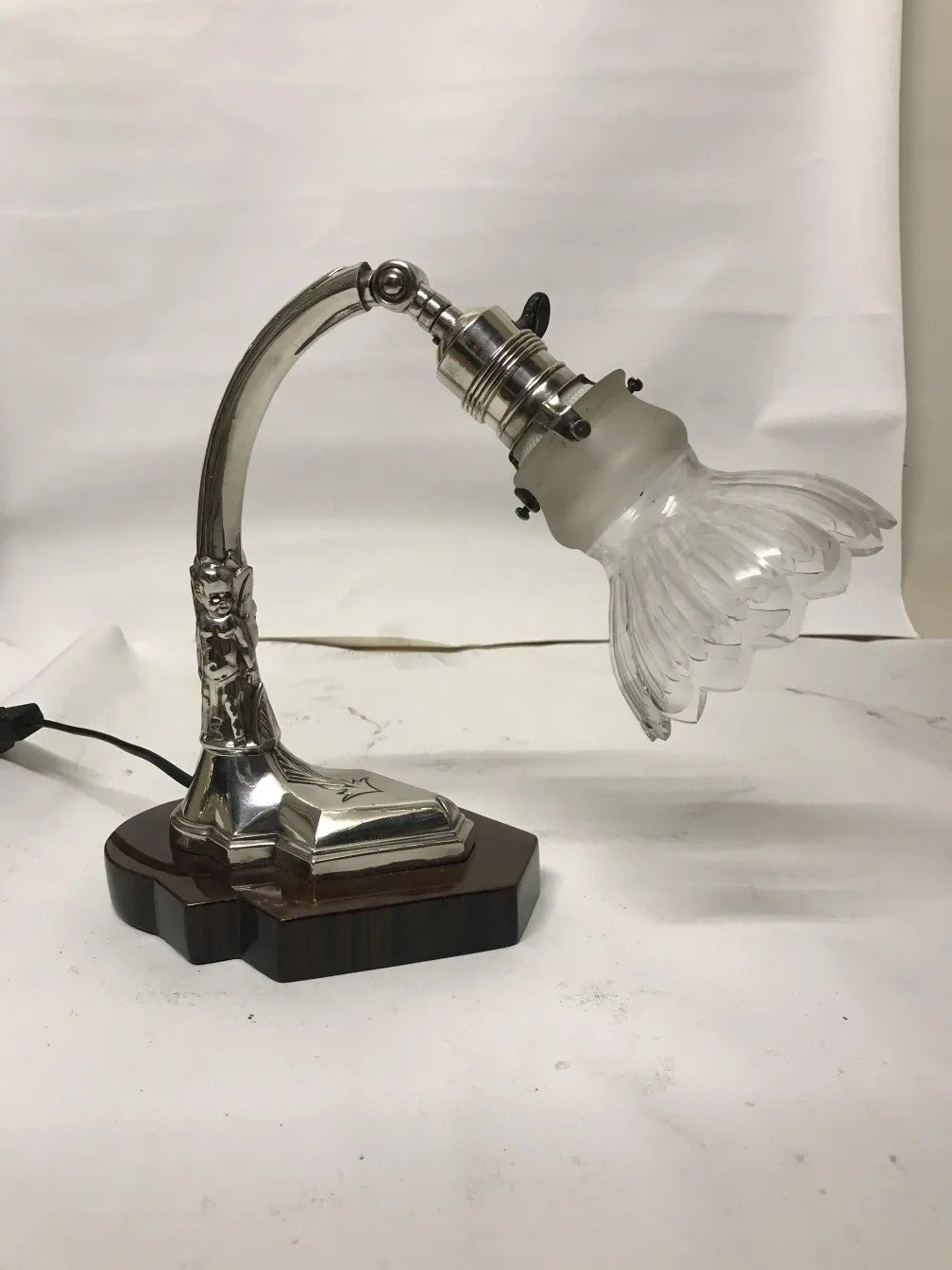 lampe de bureau ancienne avec base décorative et abat-jour translucide en forme de fleur