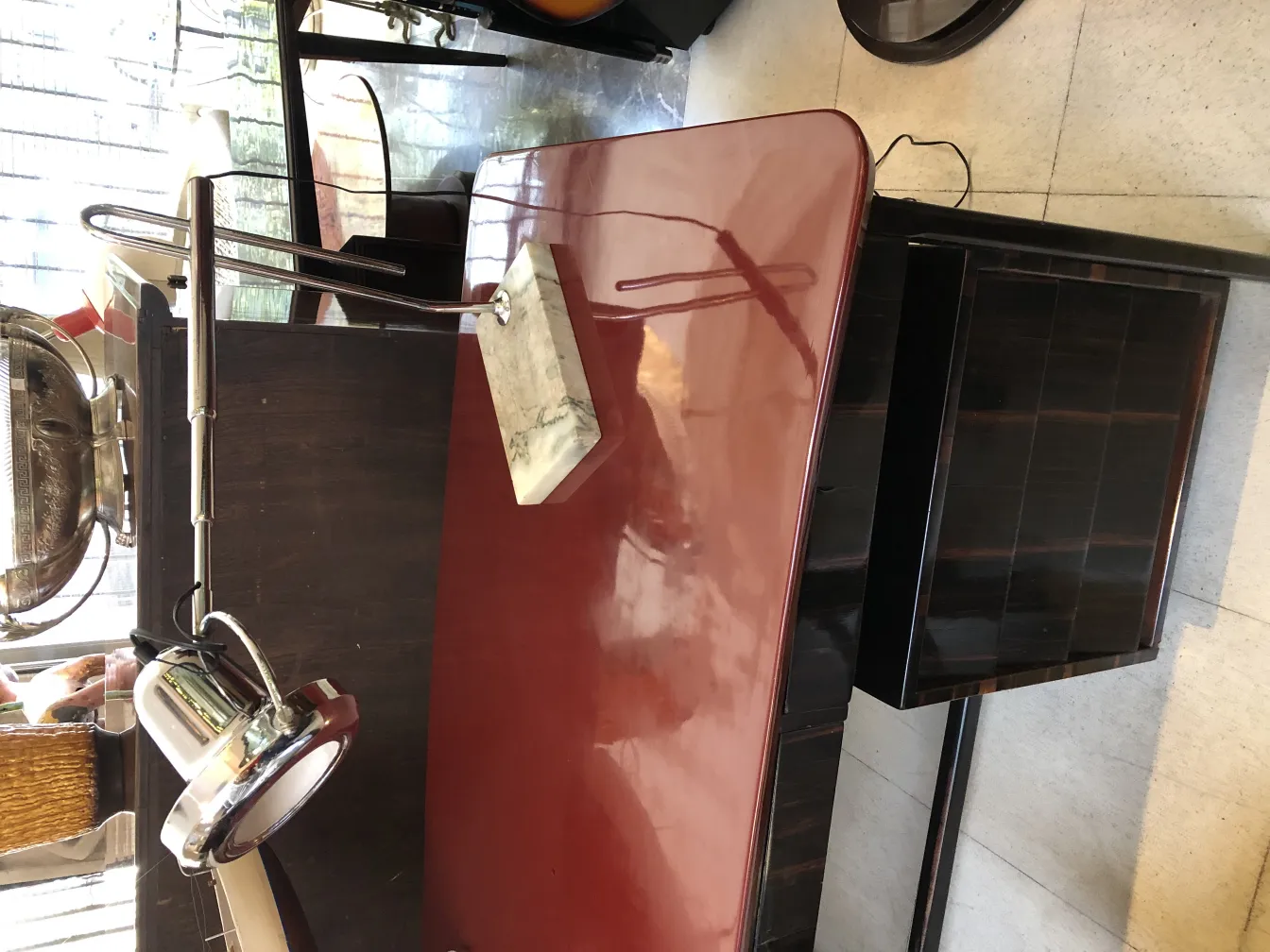 Luminária de mesa antiga com base de mármore em uma mesa