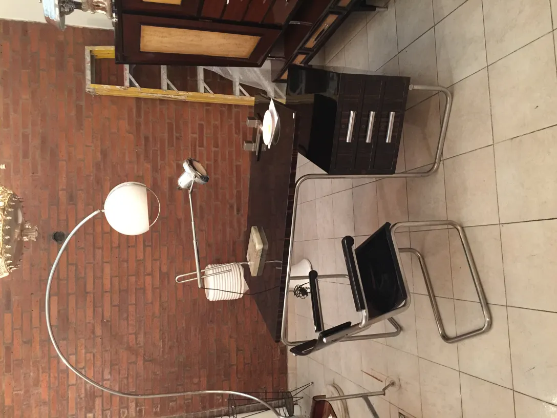 lampada da tavolo antica su una scrivania, ambiente accogliente