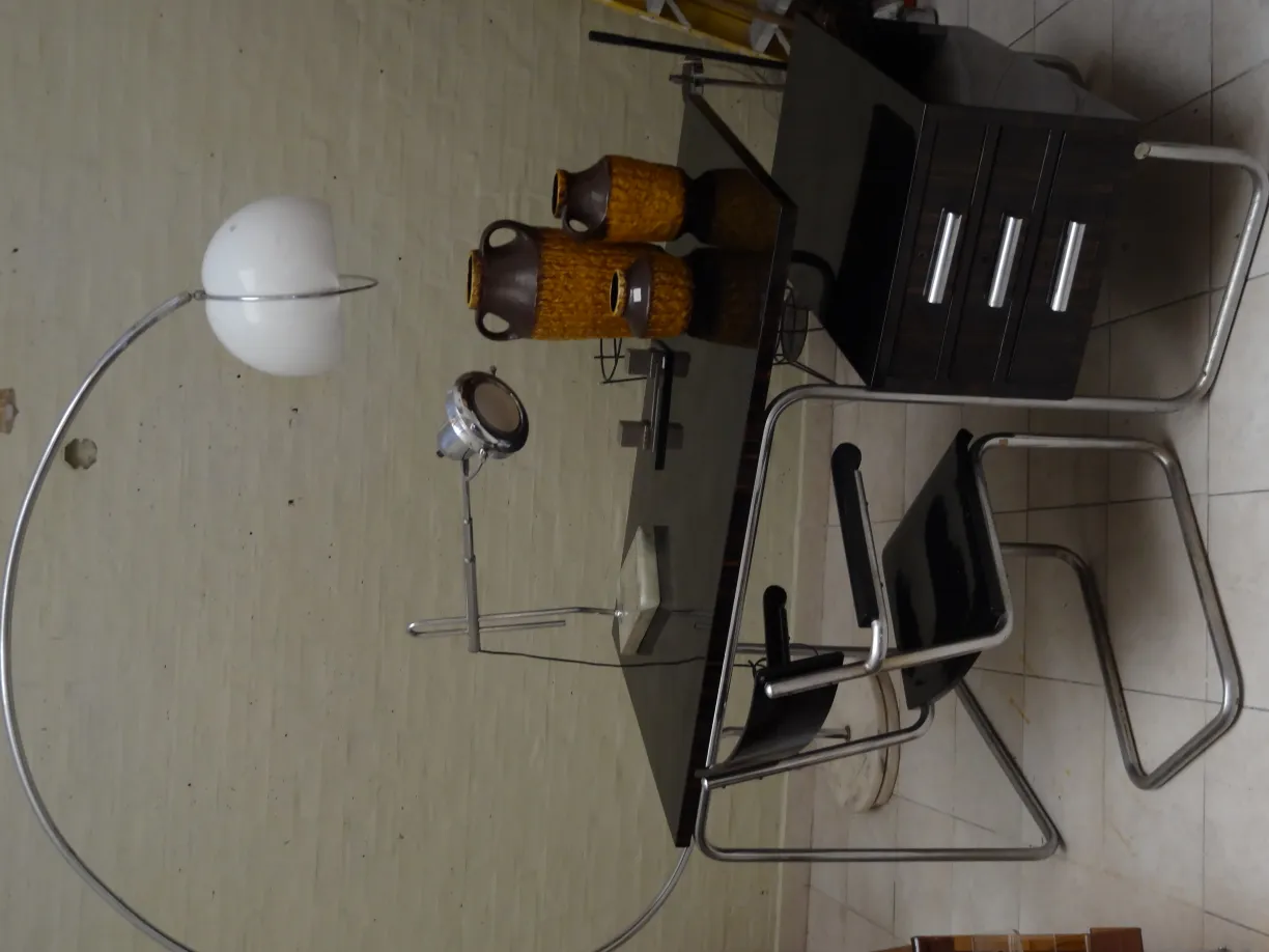 Antike Tischlampe mit elegantem Design im modernen Büro.