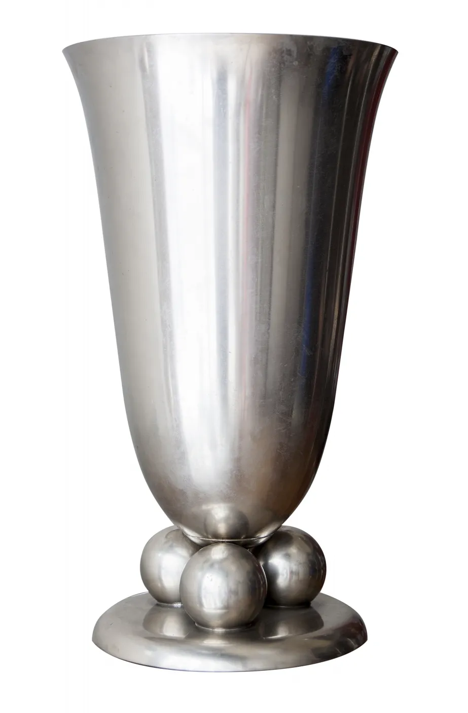 lampara antigua de mesa con base redonda y forma elegante