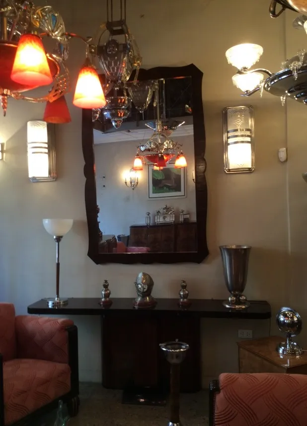 luminária de mesa antiga com luz suave em uma sala aconchegante