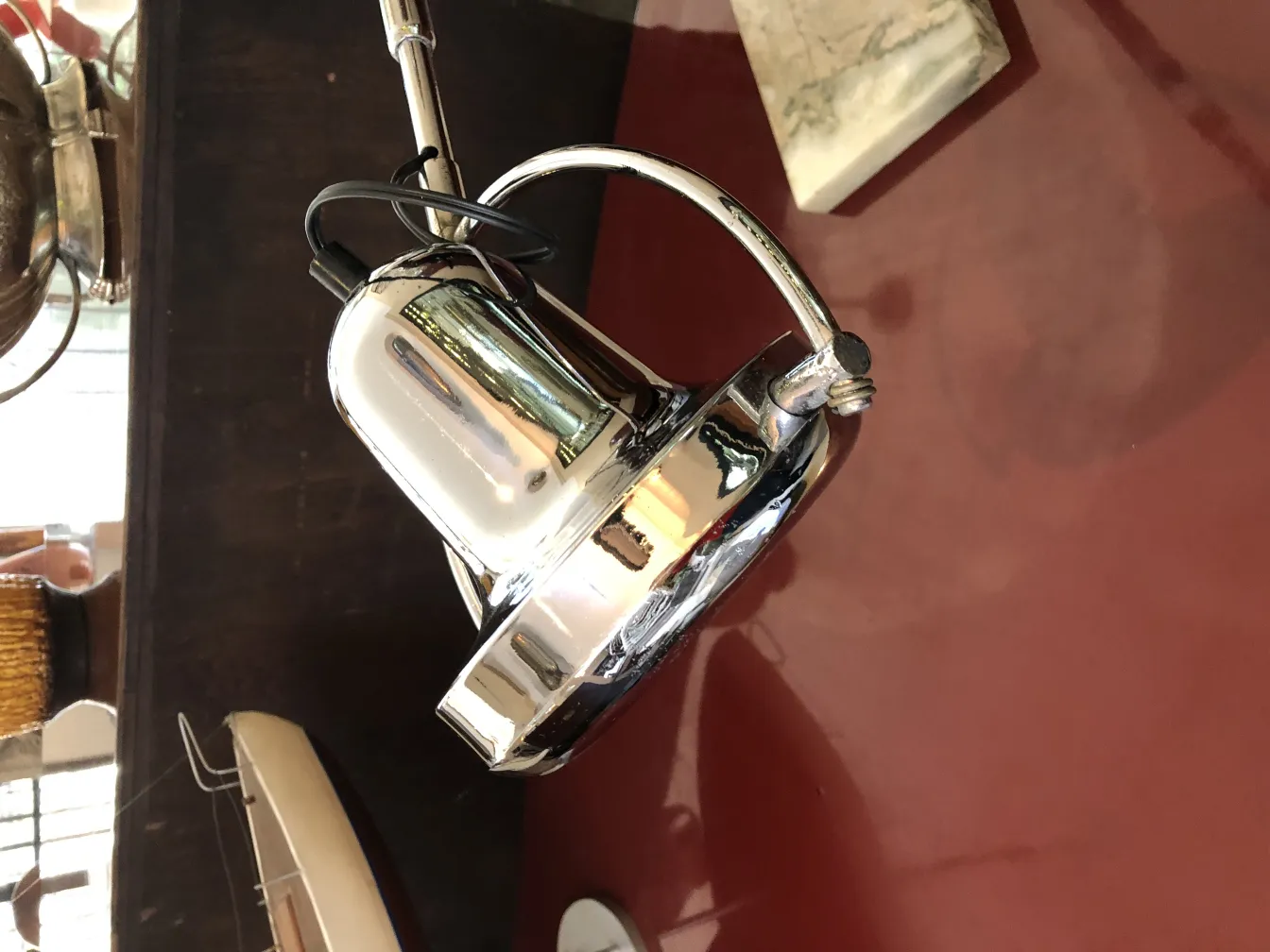 Luminária de mesa antiga com acabamento brilhante, adequada para decoração.