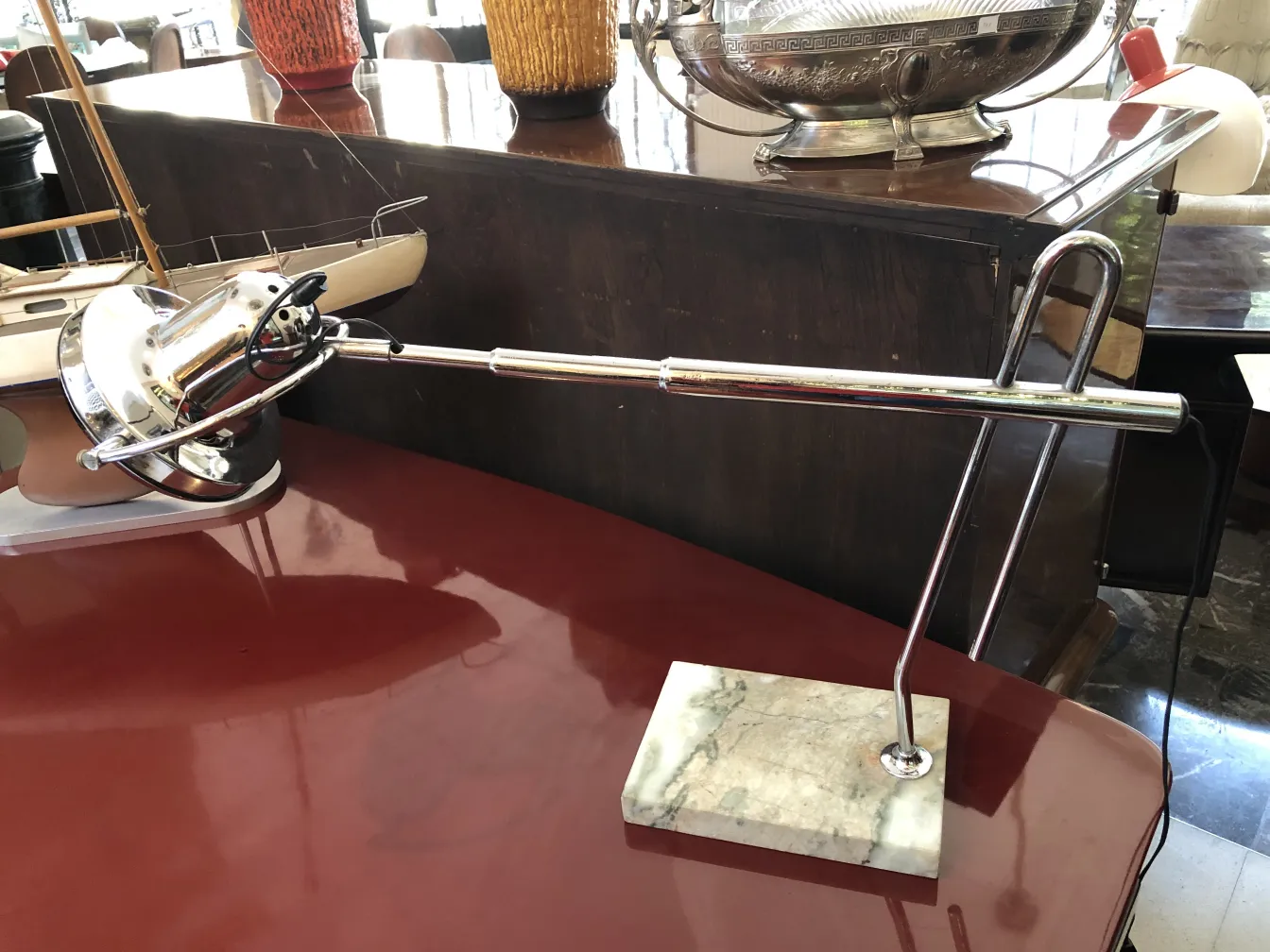 lampara de mesa antigua con base de marmol sobre mesa