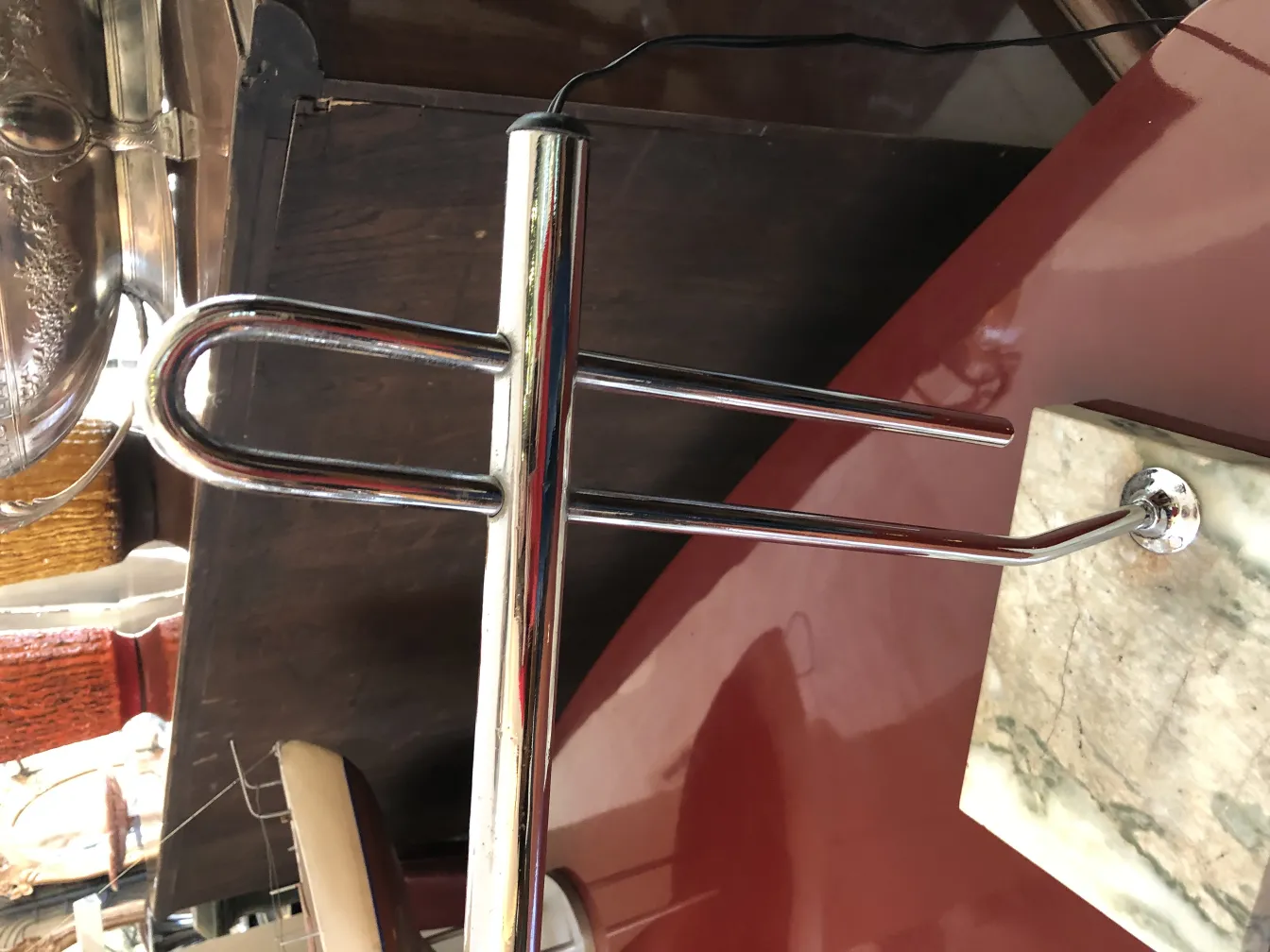 lampe de bureau ancienne avec base décorative, élément d'éclairage dans un cadre vintage