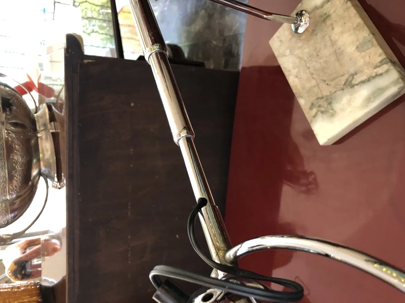 lampada da tavolo antica con base quadrata, elegante, atmosfera accogliente