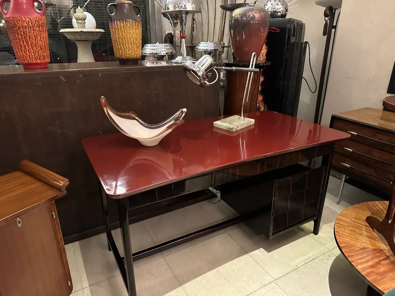 lampada da tavolo antica con design elegante, ambiente moderno e accogliente