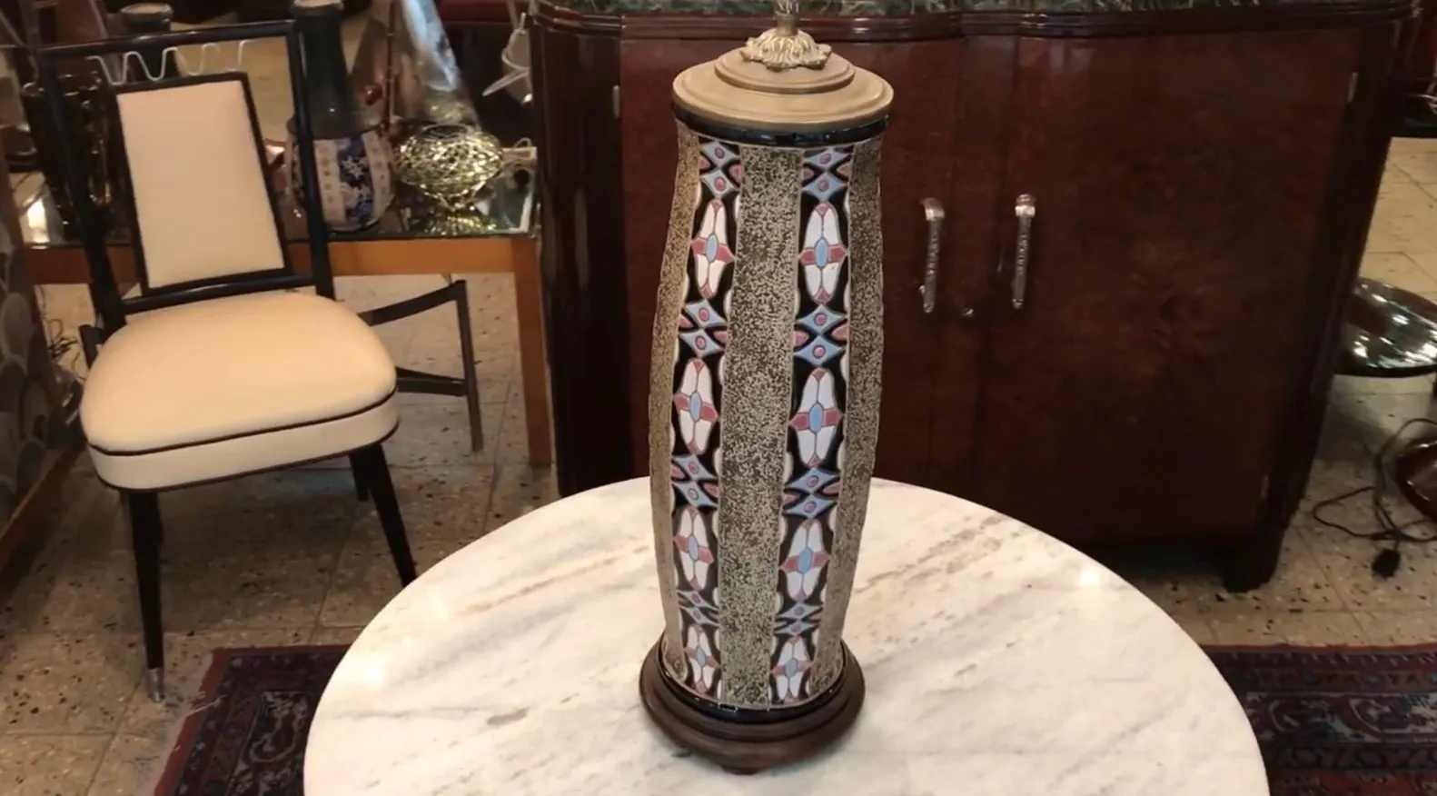 Dekorative antike Tischlampe mit einzigartigem Design, gemütliche Atmosphäre.