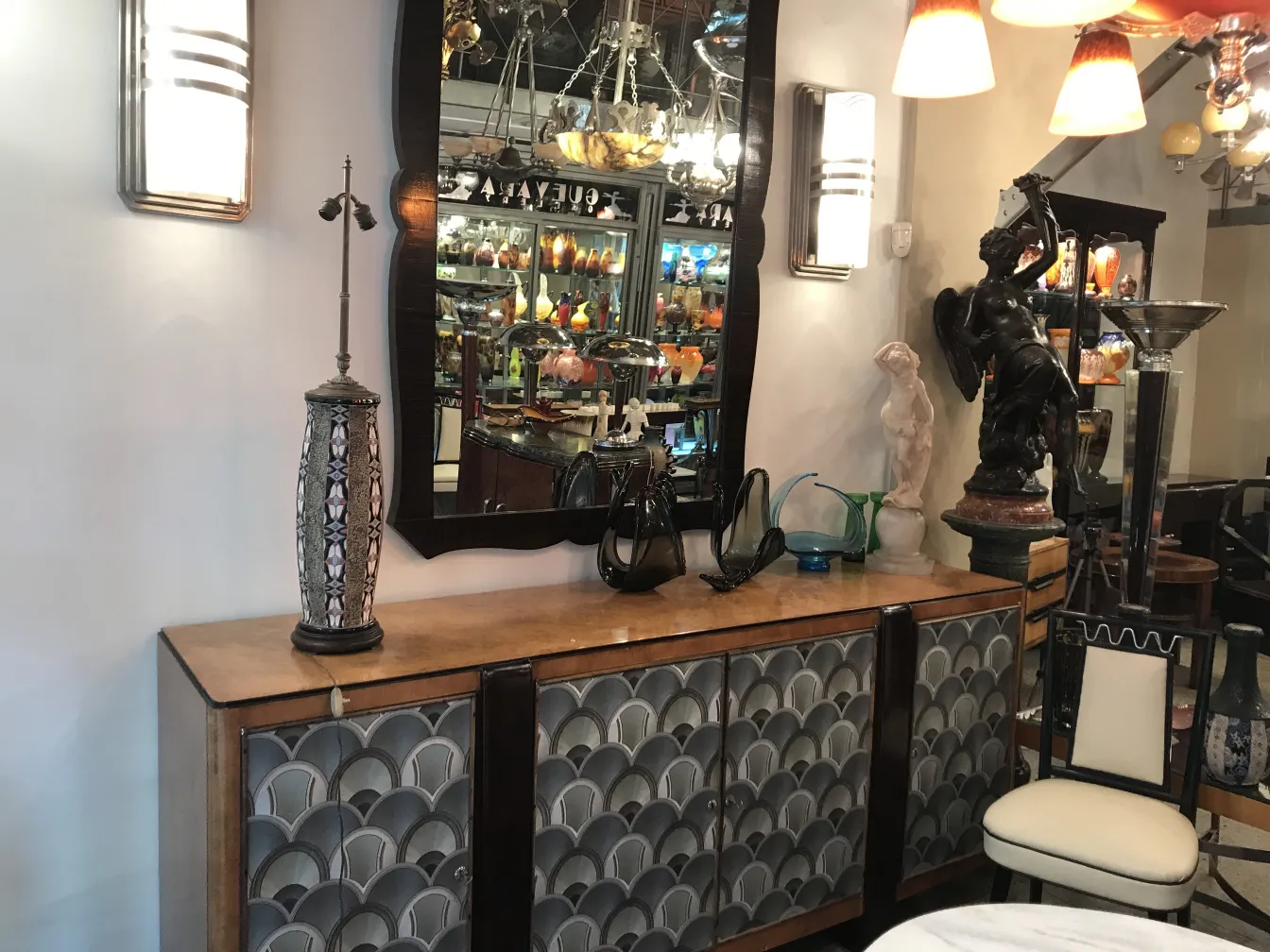 Antica lampada da tavolo con design intricato su mobile in legno