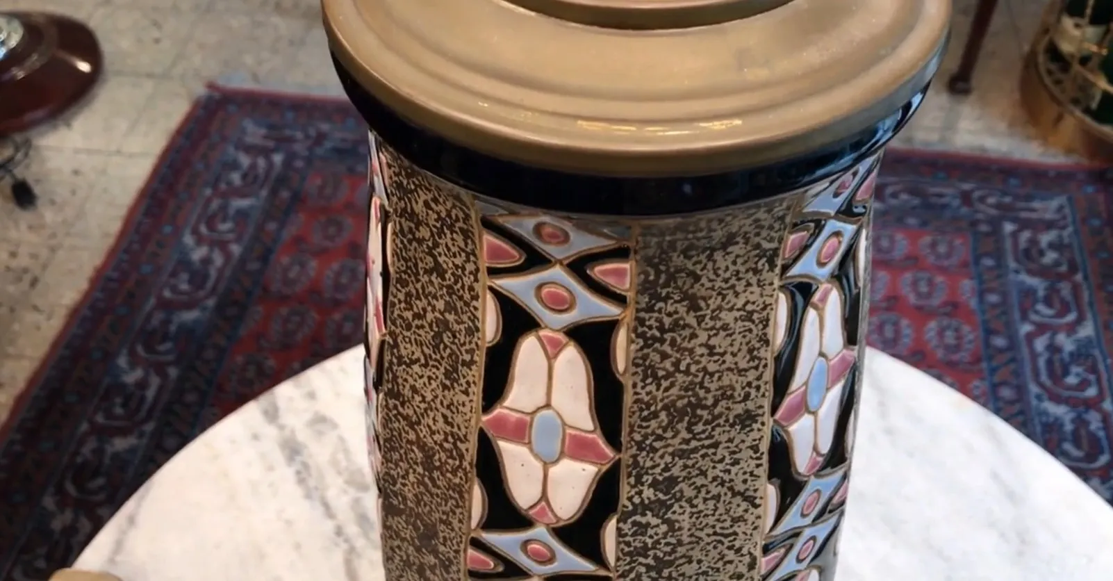 Lampada da tavolo antica decorativa con design colorato in un ambiente accogliente