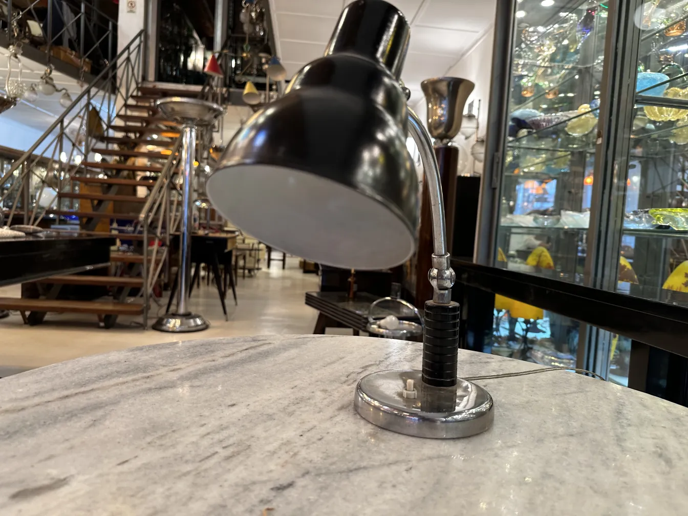 Lampada da tavolo antica Christian Dell in un ambiente rustico