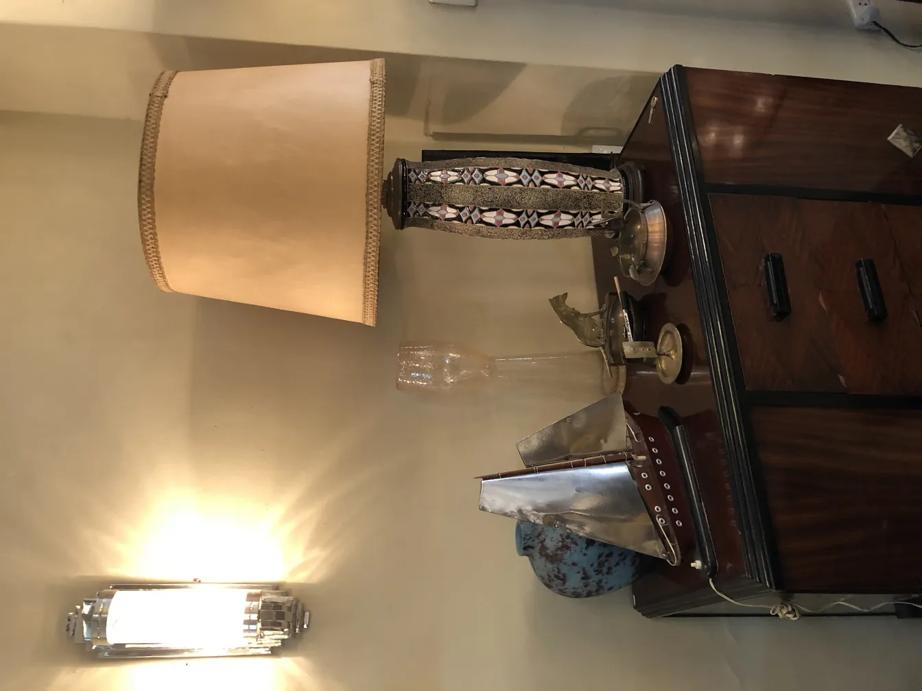 Lampada da tavolo antica con paralume beige, design decorativo.