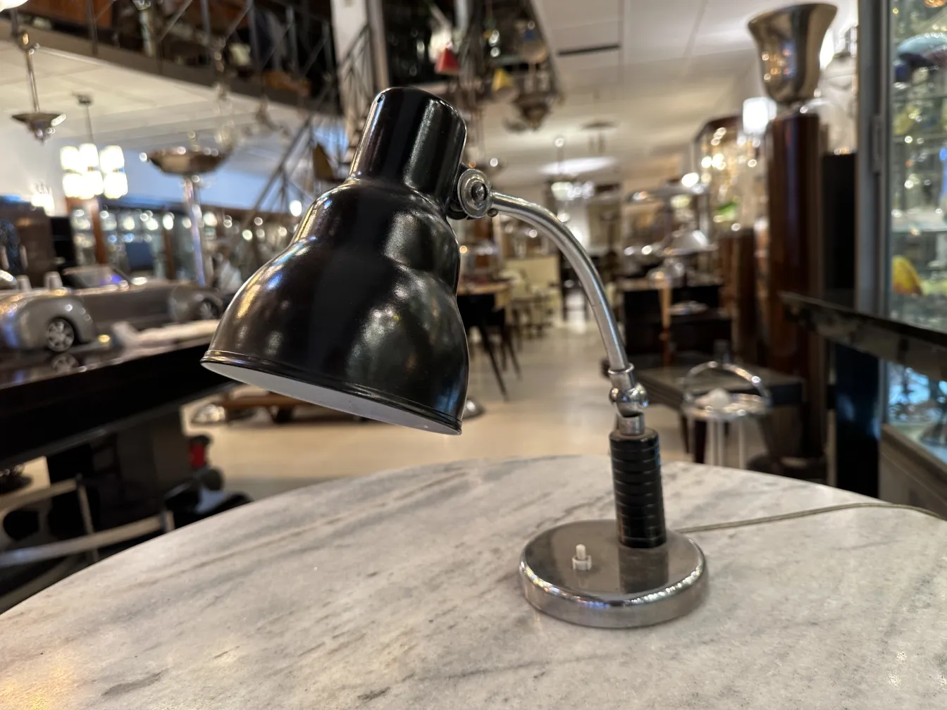 lámpara de mesa antigua con diseño distintivo en un entorno elegante